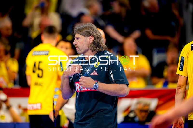 Trainer Kevin Gerwin (49;Rhein Neckar Löwen) in Spielfeldnähe