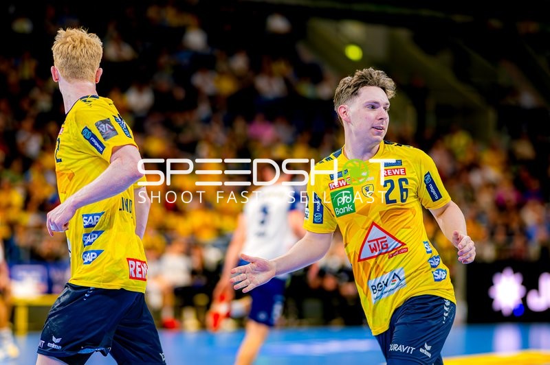 Pass von Niklas Michalski (26;Rhein Neckar Löwen) zu Ivan Martinović (5;Rhein Neckar Löwen)