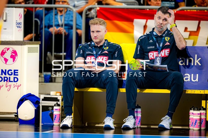 Pause mit Dragan Jerkovic (98;Rhein Neckar Löwen), Andre Bechtold (99;Rhein Neckar Löwen)