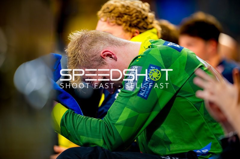 David Späth (29, Rhein Neckar Löwen) erschöpft auf der Bank