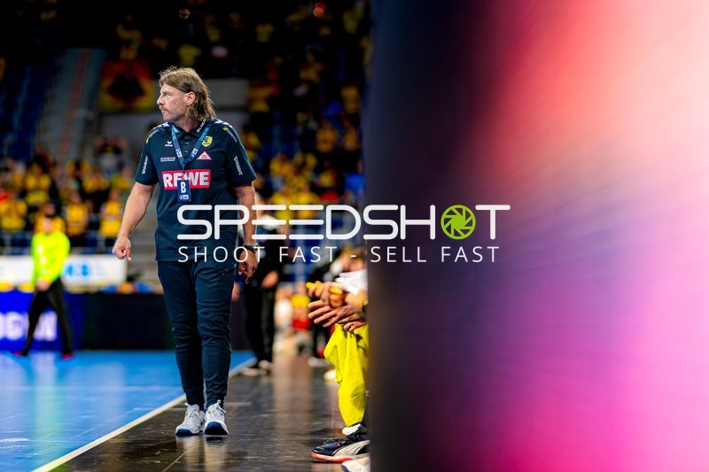 Trainer Sebastian Hinze an Seitenlinie