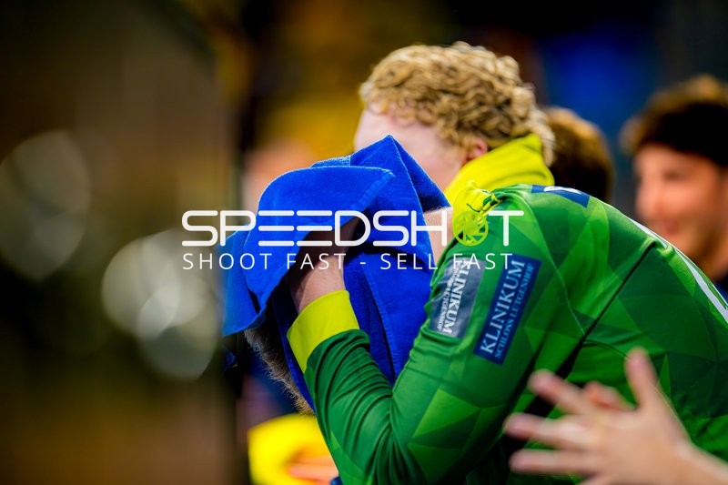 Torwart wäscht Gesicht ab