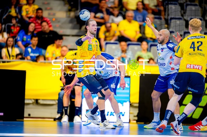 Pass Olle Forsell-Schefvert (25;Rhein Neckar Löwen) gegen David Cyrill Akakpo (19;1. VfL Potsdam)