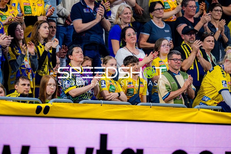 Publikum applaudiert bei Spiel