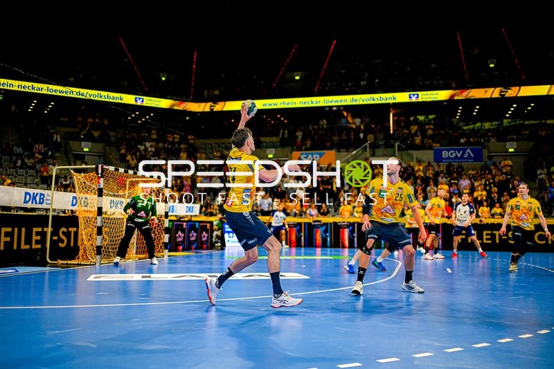 Wurf Patrick Groetzki (24;Rhein Neckar Löwen), Olle Forsell-Schefvert (25;Rhein Neckar Löwen), Juri Knorr (10;Rhein Neckar Löwen)