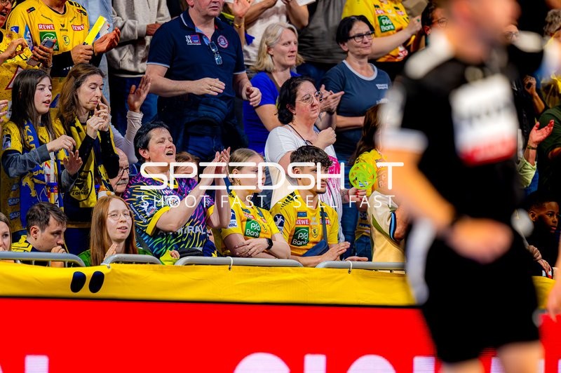 Publikum applaudiert bei Spiel