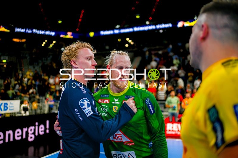 Torwartbegrüßung Mikael Appelgren (1;Rhein Neckar Löwen), Gustav Davidsson (22;Rhein Neckar Löwen)