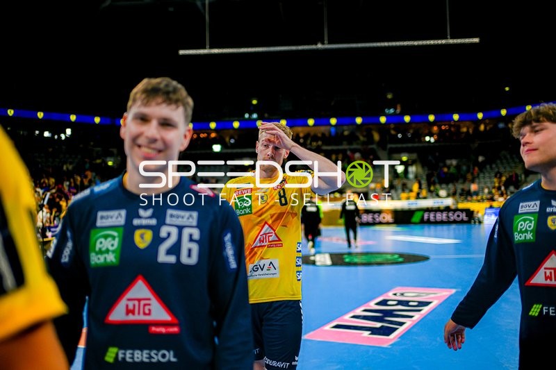 Spielerwechsel Niklas Michalski (26;Rhein Neckar Löwen), Tim Nothdurft (8;Rhein Neckar Löwen)