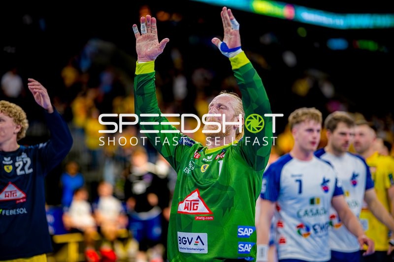 Torwart Mikael Appelgren (1;Rhein Neckar Löwen) hebt Hände