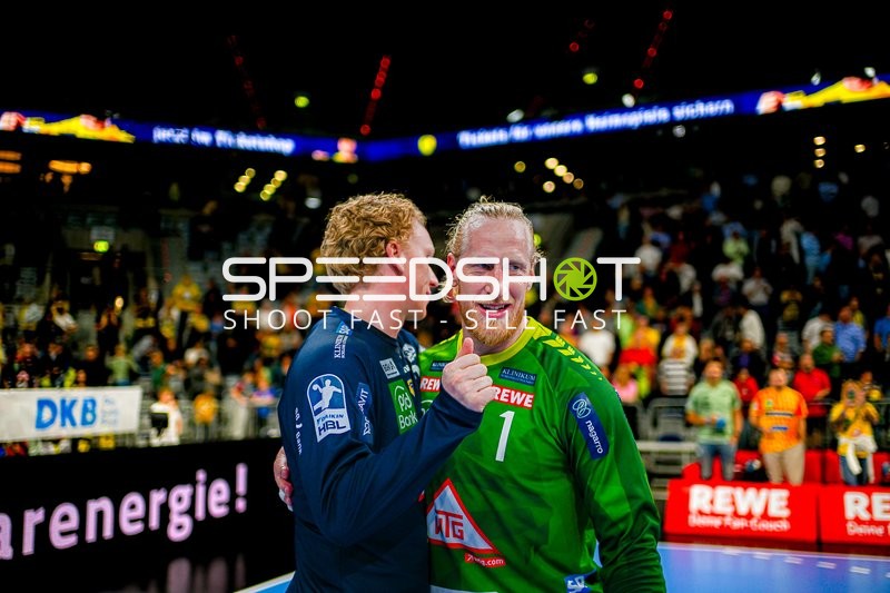 Torwartbegrüßung Mikael Appelgren (1;Rhein Neckar Löwen), Gustav Davidsson (22;Rhein Neckar Löwen)