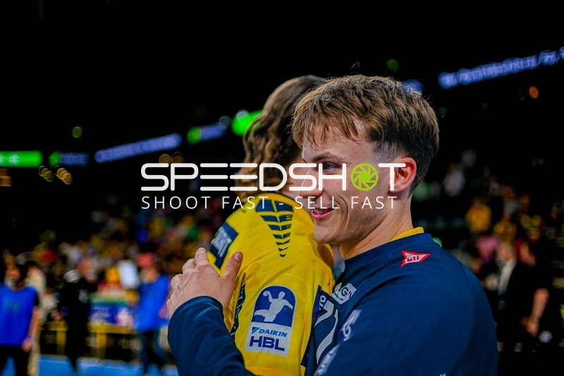 Umarmung zwischen Spielern beider Teams