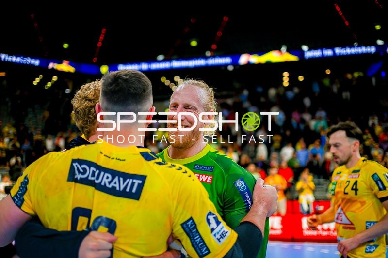 Umarmung nach Spielende Mikael Appelgren (1;Rhein Neckar Löwen), Patrick Groetzki (24;Rhein Neckar Löwen)