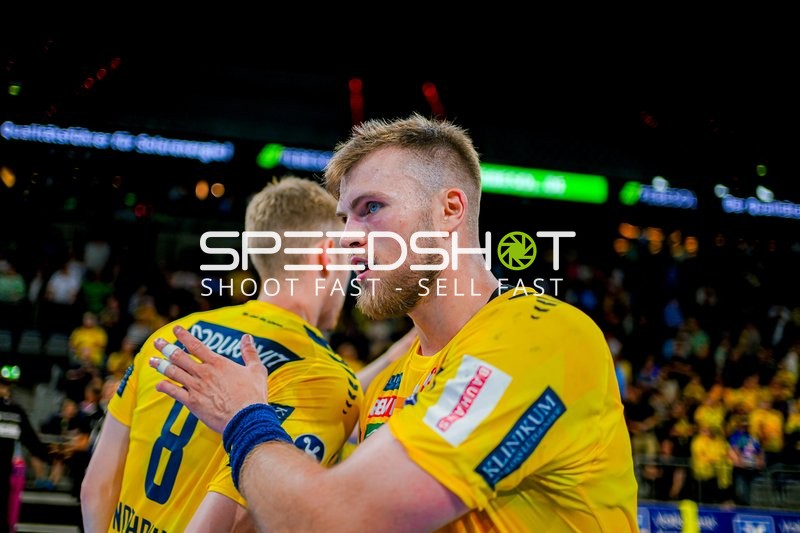 Ballkontakt Steven Plucnar Jacobsen (9;Rhein Neckar Löwen), Tim Nothdurft (8;Rhein Neckar Löwen)