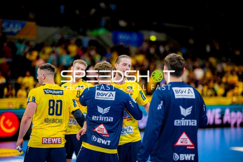 Begrüßung Tim Nothdurft (8;Rhein Neckar Löwen), Jannik Kohlbacher (80;Rhein Neckar Löwen)