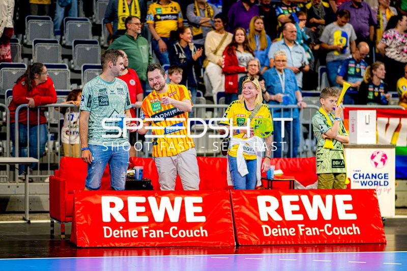 Fans vor Spielfeld , , 