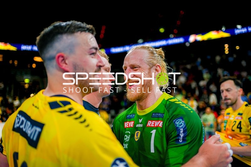 Torwartbegrüßung Mikael Appelgren (1;Rhein Neckar Löwen), Patrick Groetzki (24;Rhein Neckar Löwen)