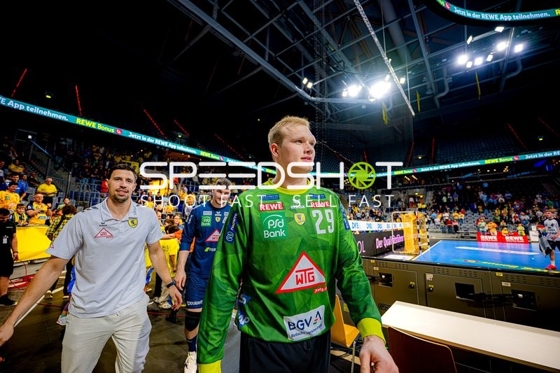 Spieler verlassen Spielfeld David Späth (29;Rhein Neckar Löwen), Ivan Martinović (5;Rhein Neckar Löwen)