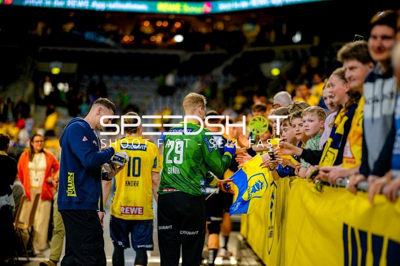 Autogramme geben Juri Knorr (10;Rhein Neckar Löwen), David Späth (29;Rhein Neckar Löwen)