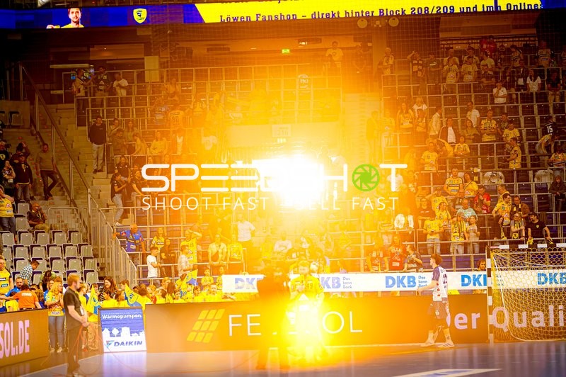 Spielfeld und Zuschauerbereich