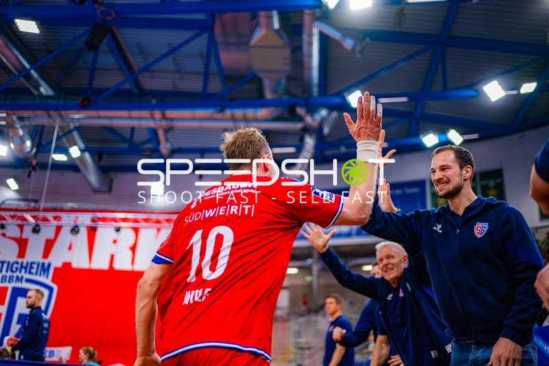 High Five Tom Wolf (10;SG BBM Bietigheim), Ryota Tanimura (98;SG BBM Bietigheim)