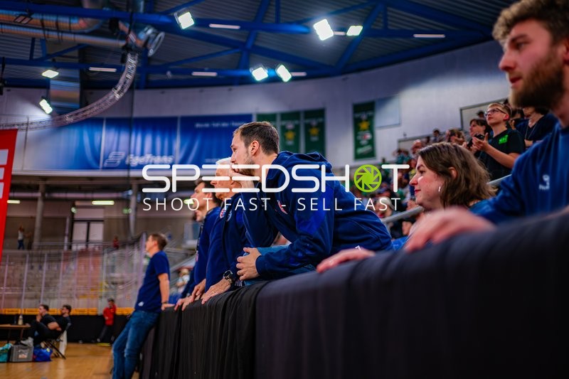 Pause mit Dominik Claus (7;SG BBM Bietigheim), Ryota Tanimura (98;SG BBM Bietigheim)