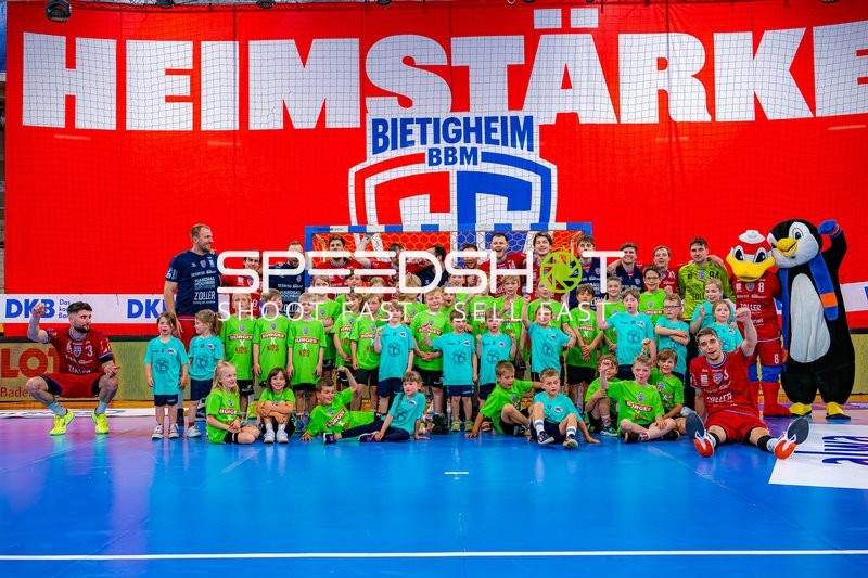 Teamfoto SG BBM Bietigheim mit Kindern