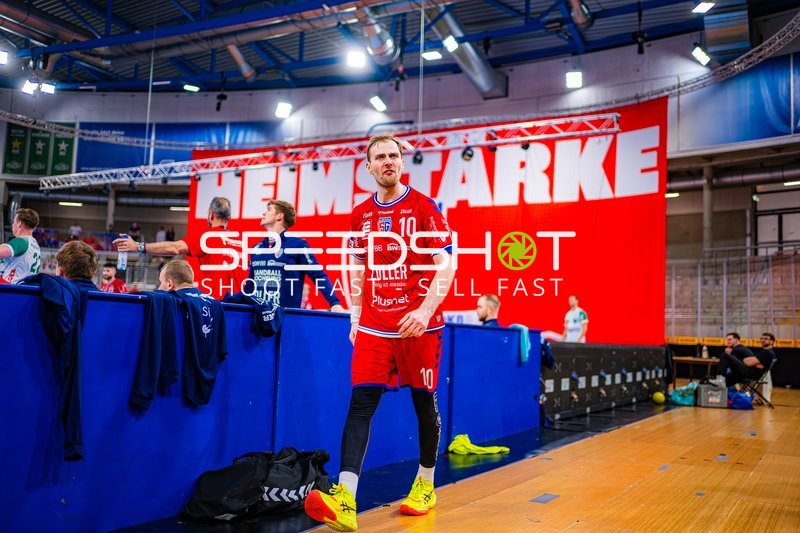 Spieler läuft am Spielfeldrand Tom Wolf (10;SG BBM Bietigheim)