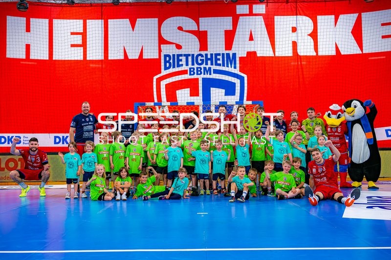 Gruppenfoto mit Fredrik Genz (16;SG BBM Bietigheim) und 