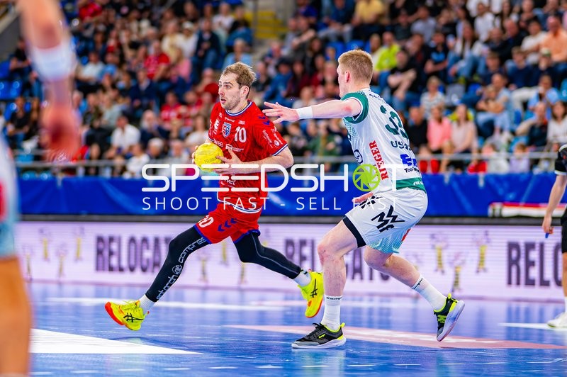 Dribbling Tom Wolf (10;SG BBM Bietigheim) gegen Ymir Gislason (33;Frisch Auf Göppingen)