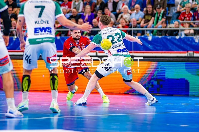 Pass von Juan De la Pena (13;SG BBM Bietigheim) gegen Erik Persson (22;Frisch Auf Göppingen)