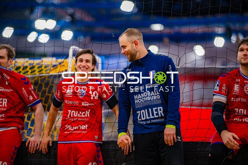 Tom Wolf (10, SG BBM Bietigheim) und Torwart lächeln