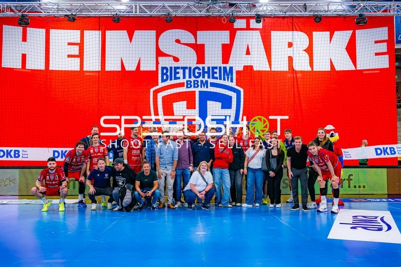 Teamfoto SG BBM Bietigheim mit Fans