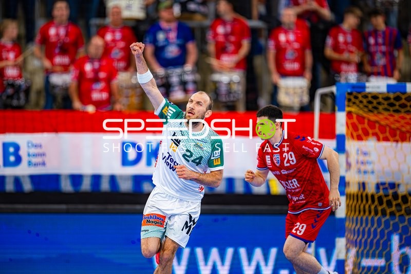 Wurf Marcel Schiller (24;Frisch Auf Göppingen), Verteidigung Moritz Strosack (29;SG BBM Bietigheim)