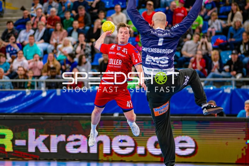 Wurf Till Hermann (41;SG BBM Bietigheim) gegen Bart Ravensbergen (1;Frisch Auf Göppingen)