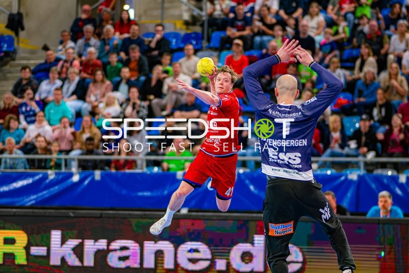 Wurf Till Hermann (41;SG BBM Bietigheim) gegen Bart Ravensbergen (1;Frisch Auf Göppingen)