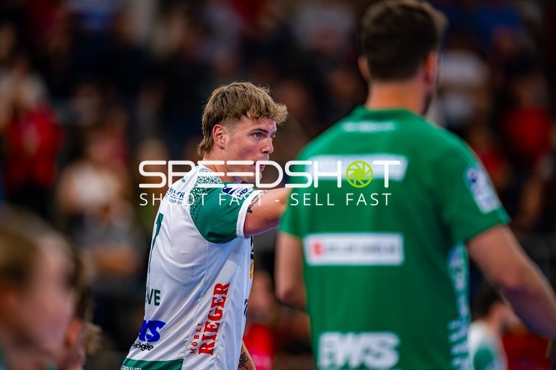 Spieler Victor Klöve (7;Frisch Auf Göppingen) gestikuliert