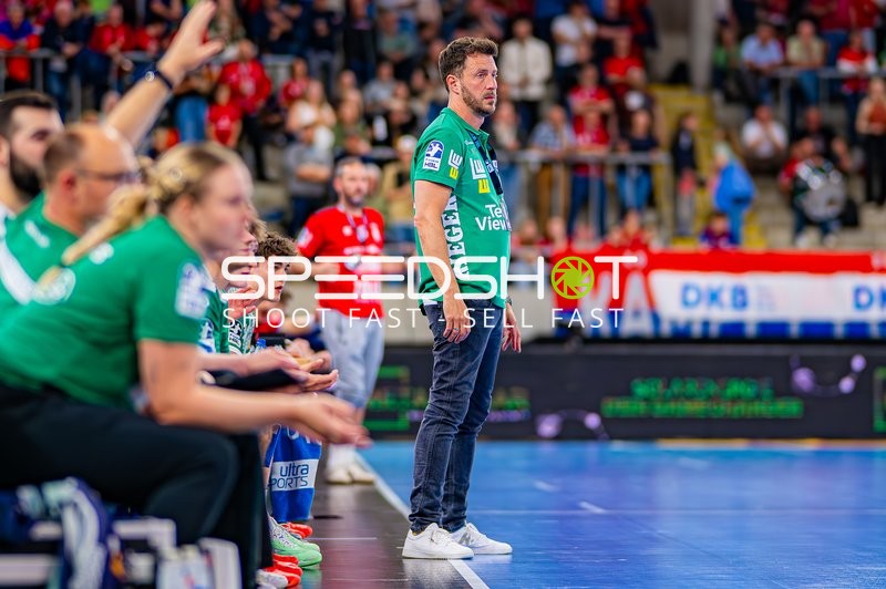 Trainer beobachtet Spiel