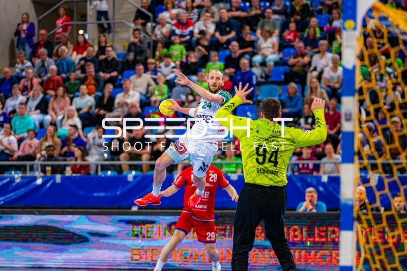 Wurf Marcel Schiller (24;Frisch Auf Göppingen) gegen Torwart Daniel Rebmann (94;SG BBM Bietigheim)