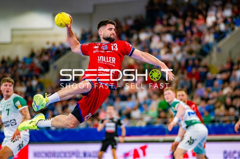 Wurf Juan De la Pena (13;SG BBM Bietigheim) gegen Victor Klöve (7;Frisch Auf Göppingen)