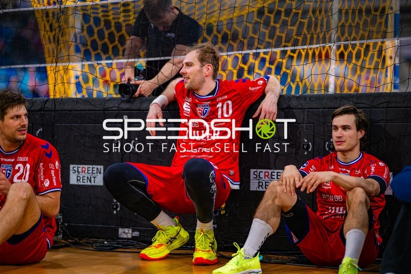 Paco Barthe (20, SG BBM Bietigheim) und Tom Wolf (10, SG BBM Bietigheim) sitzen