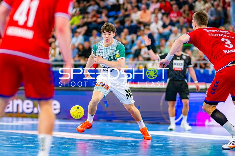 Ballführung Elias Newel (40;Frisch Auf Göppingen) gegen Nikola Vlahovic (3;SG BBM Bietigheim), Till Hermann (41;SG BBM Bietigheim)