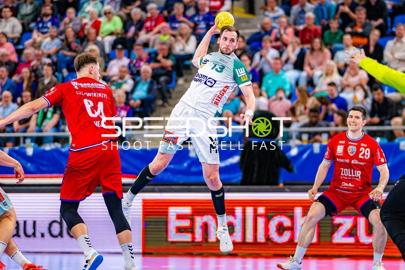 Wurf Josip Sarac (13;Frisch Auf Göppingen), Verteidigung Maximilian Hejny (64;SG BBM Bietigheim), Moritz Strosack (29;SG BBM Bietigheim)