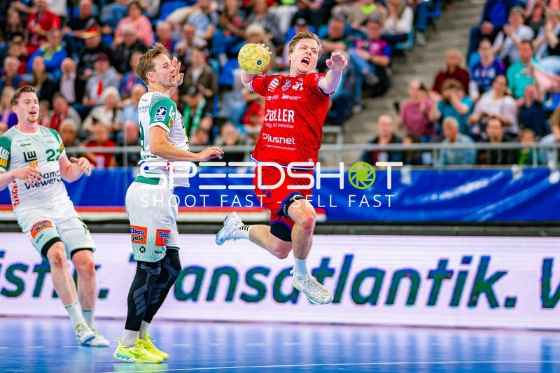 Wurf Tom Wolf (10;SG BBM Bietigheim) gegen Erik Persson (22;Frisch Auf Göppingen)