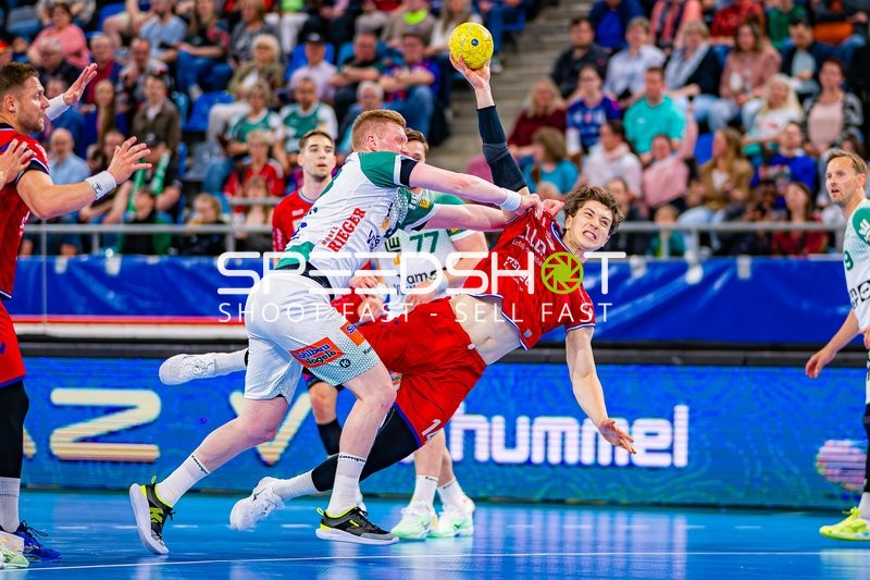 Foul Fabian Wiederstein (18;SG BBM Bietigheim), Andreas Flodman (9;Frisch Auf Göppingen)