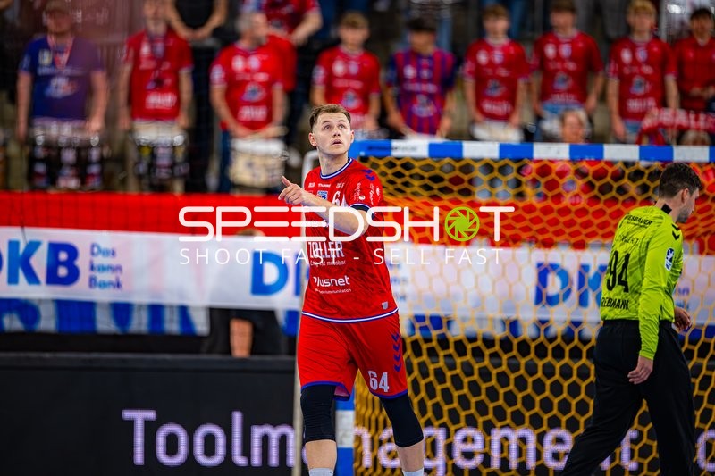 Spieler Maximilian Hejny (64;SG BBM Bietigheim) zeigt Richtung