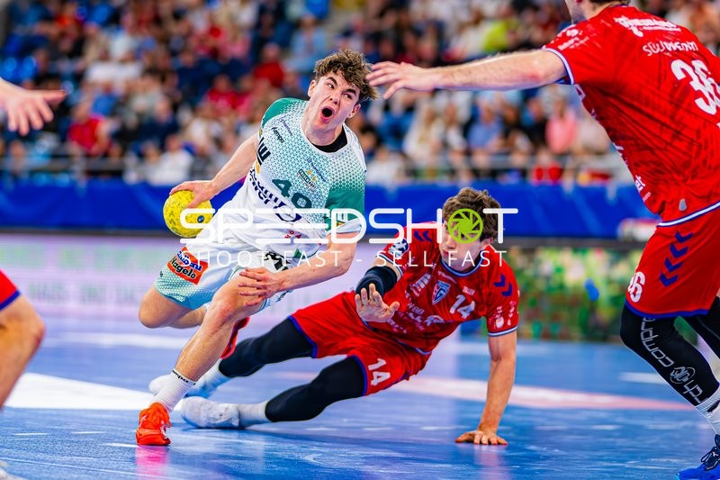 Tackle Elias Newel (40;Frisch Auf Göppingen), Fynn Nicolaus (14;SG BBM Bietigheim)