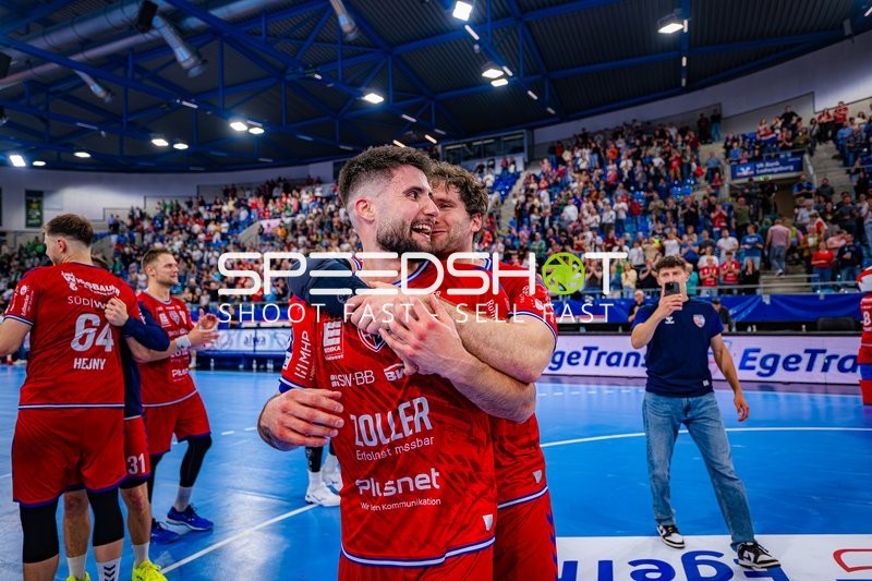 Feier nach Spielende Fabian Wiederstein (18;SG BBM Bietigheim), Juan De la Pena (13;SG BBM Bietigheim)