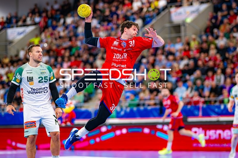 Wurf Alexander Pfeifer (31;SG BBM Bietigheim) gegen Ludvig Jurmala (25;Frisch Auf Göppingen)