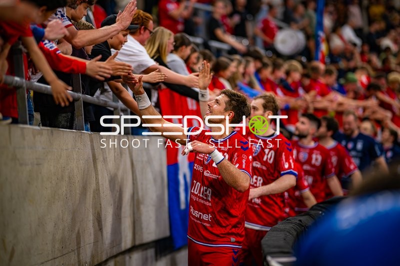 Spieler begrüßen Fans Paco Barthe (20;SG BBM Bietigheim), Tom Wolf (10;SG BBM Bietigheim)