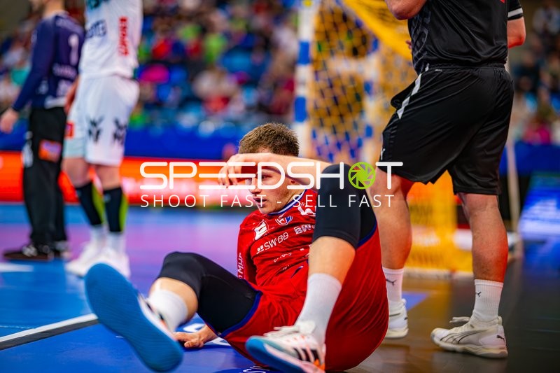 Spieler am Boden Maximilian Hejny (64;SG BBM Bietigheim)